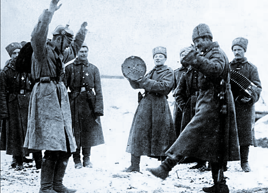 Русские солдаты обучают нашим танцам немецких военнопленных, Первая мировая война.