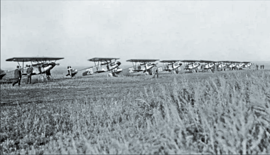 Истребители Fokker D.XIII на липецком аэродроме.