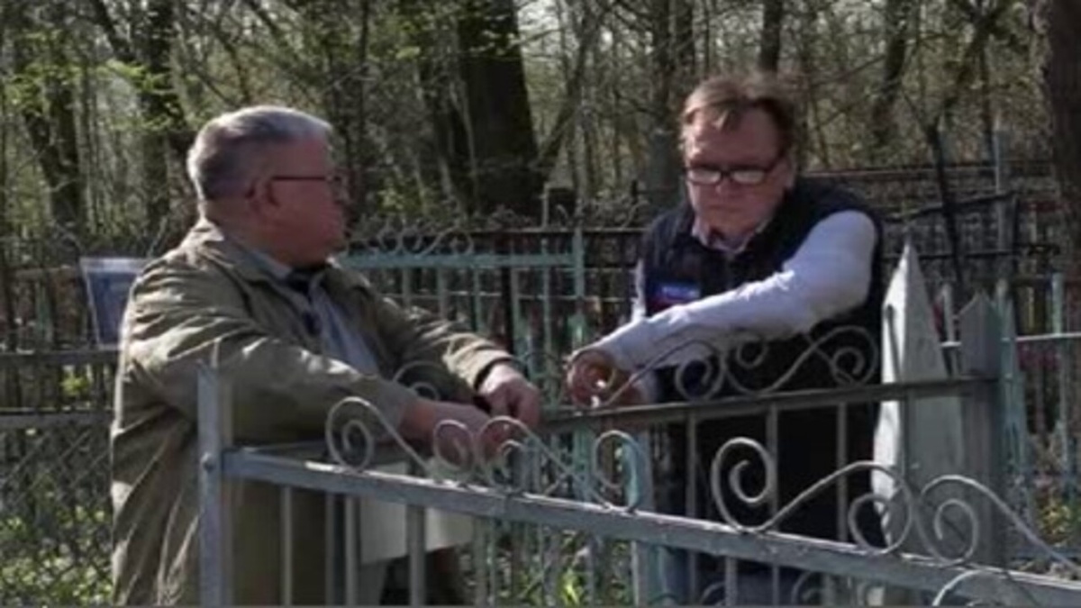    Одного из жителей Курска заинтересовали три офицерские могилы на Херсонском кладбище