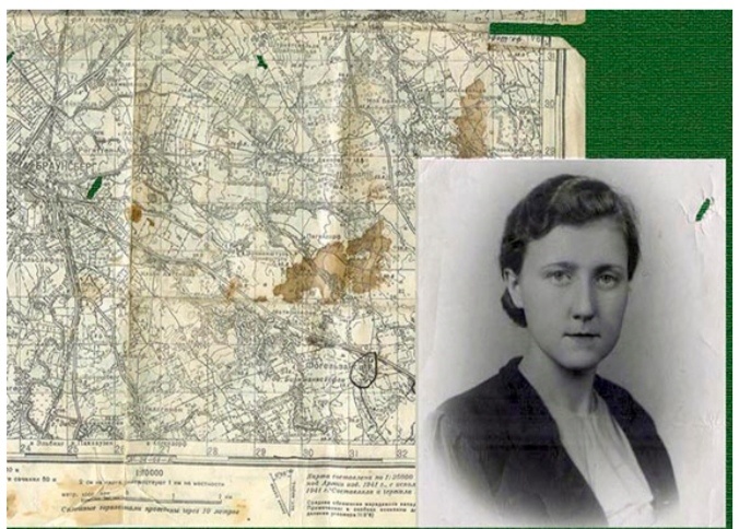 Карта г.Браунсберг (Восточная Пруссия) с ржавыми пятнами крови и фото девушки .на карте на фотоследы от осколков мины