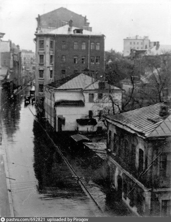 Угол Трубниковского переулка с Большой Молчановкой.