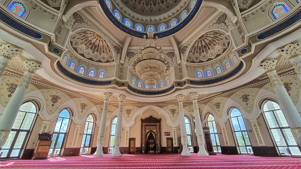 Внутреннее убранство Бенойской мечети