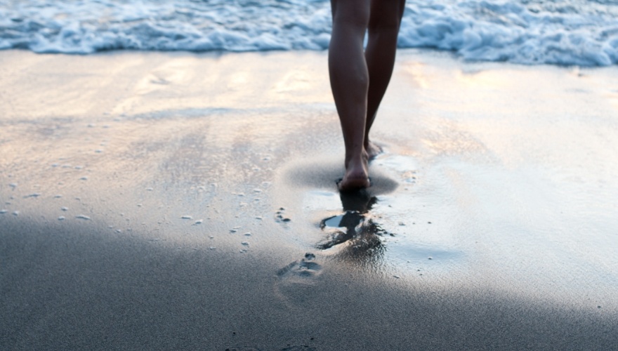 Фото с сайта playbookpro.ru - ноги утопают в мокром песке