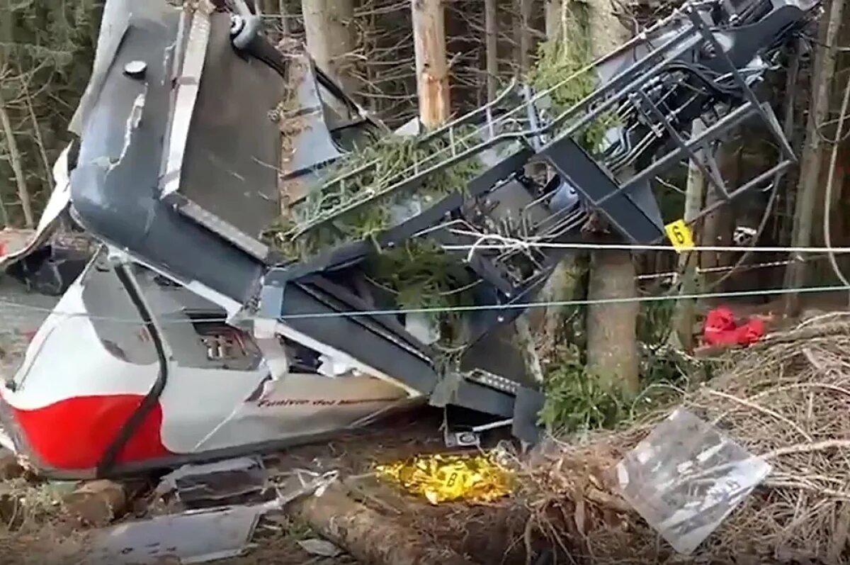    В результате падения одной из кабин на канатной дороге в Италии погибли люди.