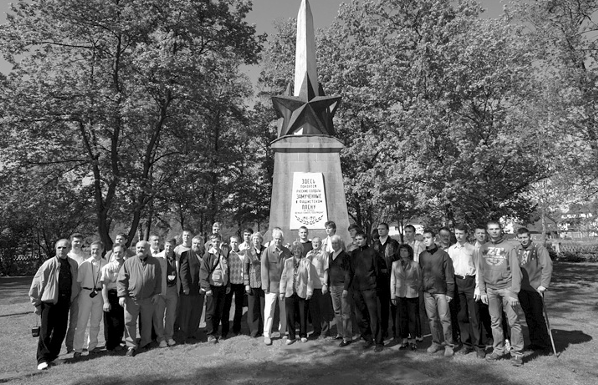 Академический мужской хор МИФИ у памятника в Штукенброке в 2010 году 