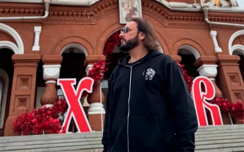    Как пасхальная открытка: Стас Михайлов сфотографировался на фоне Свято-Михайловского собора в Ижевске
