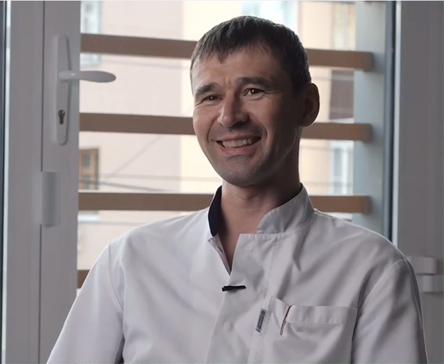    В медицинском центре «Медассист» операции проводит Андрей Алексеевич Ануфриев – главный внештатный специалист по рентгенэндоваскулярной диагностике и лечению минздрава Курской области, опытный хирург с огромной практикой