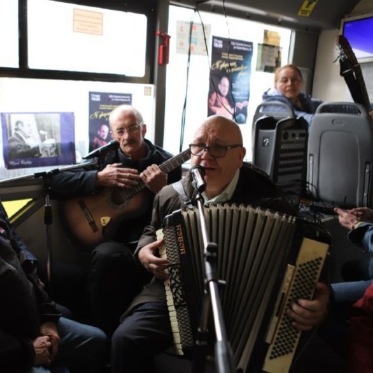 В Иркутске в мае пройдет акция «Синий троллейбус». Ее проведут 9, 10 и 11 мая в честь празднования 80-летия Великой Победы и 101-летия со дня рождения советского и российского поэта Булата Окуджавы. Об этом сообщили в пресс-службе администрации города.