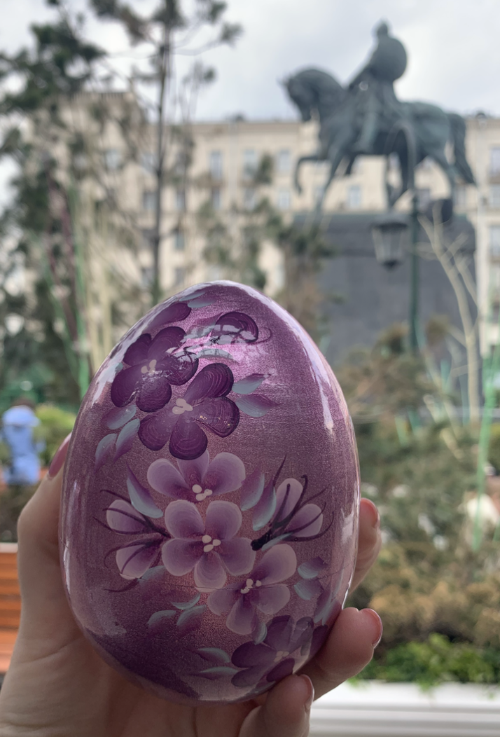 Моё яйцо-шкатулка, а на фото сзади - памятник Юрию Долгорукому, совместим с экскурсией по Москве)