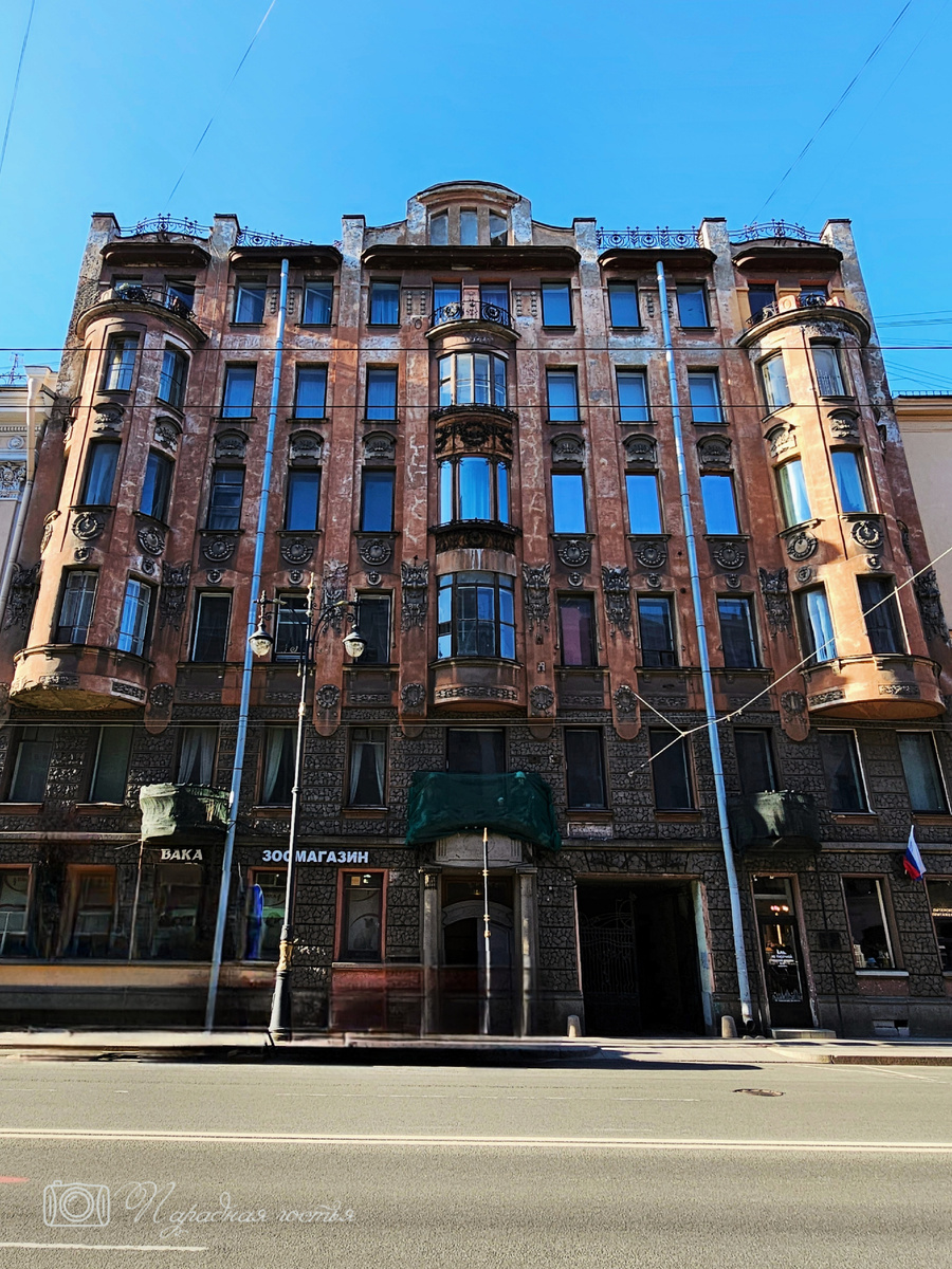 Сейчас фасад дома скрыт лесами и тканью. Фото: Парадная гостья