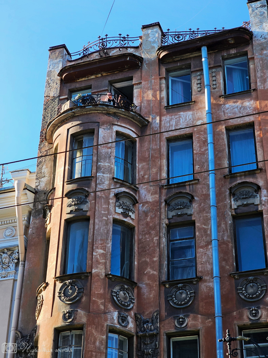 Сейчас фасад дома скрыт лесами и тканью. Фото: Парадная гостья