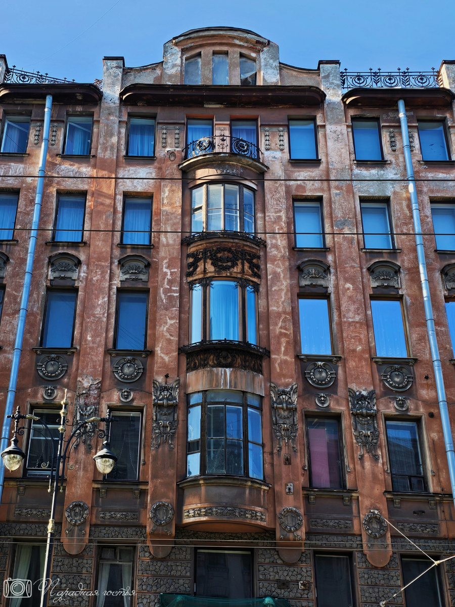 Сейчас фасад дома скрыт лесами и тканью. Фото: Парадная гостья