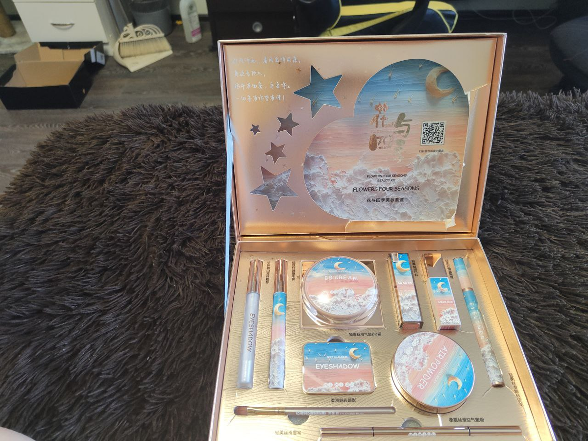 Набор хороший, вышел не больше 2 тысяч вместе с доплатой веса, дизайн приятный, в наборе есть всё, чтобы сделать полноценный макияж. 