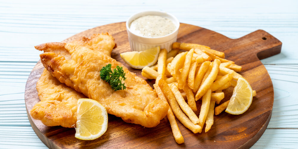 Фиш энд чипс с соусом