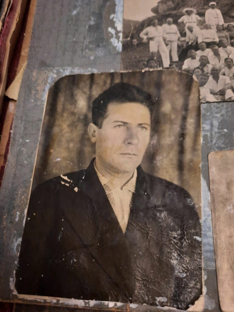 «Ходатайствую о включении в списки пропавших без вести в Великой Отечественной войне. Подготовить извещение для вручения матери», — написано в карточке бойца Тихона Георгиевича Потапова. Пожелтевшая от времени бумага до сих пор хранит страшное наследие тех дней. Хранит равнодушно и по-канцелярски сухо. Но несложно понять, сколько горя, сколько душевных страданий принесло это послание той самой матери… Президент VIP клуба Алексей Потапов и сейчас с дрожью в голосе делится военной историей своего рода: