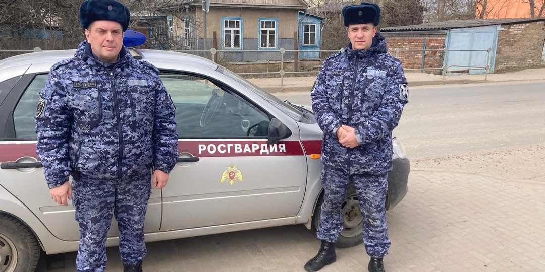 Сотрудник Росгвардии (не ДПС) остановил автомобиль и требует показать документы. Как быть?