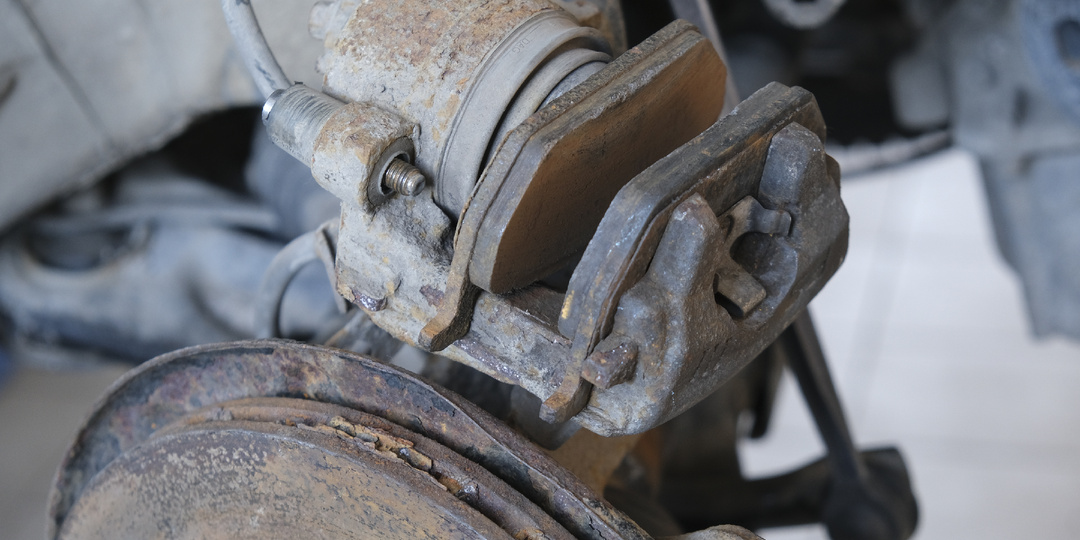 3 главных ошибки при замене тормозных колодок - даже на СТО многие мастера это делают неправильно