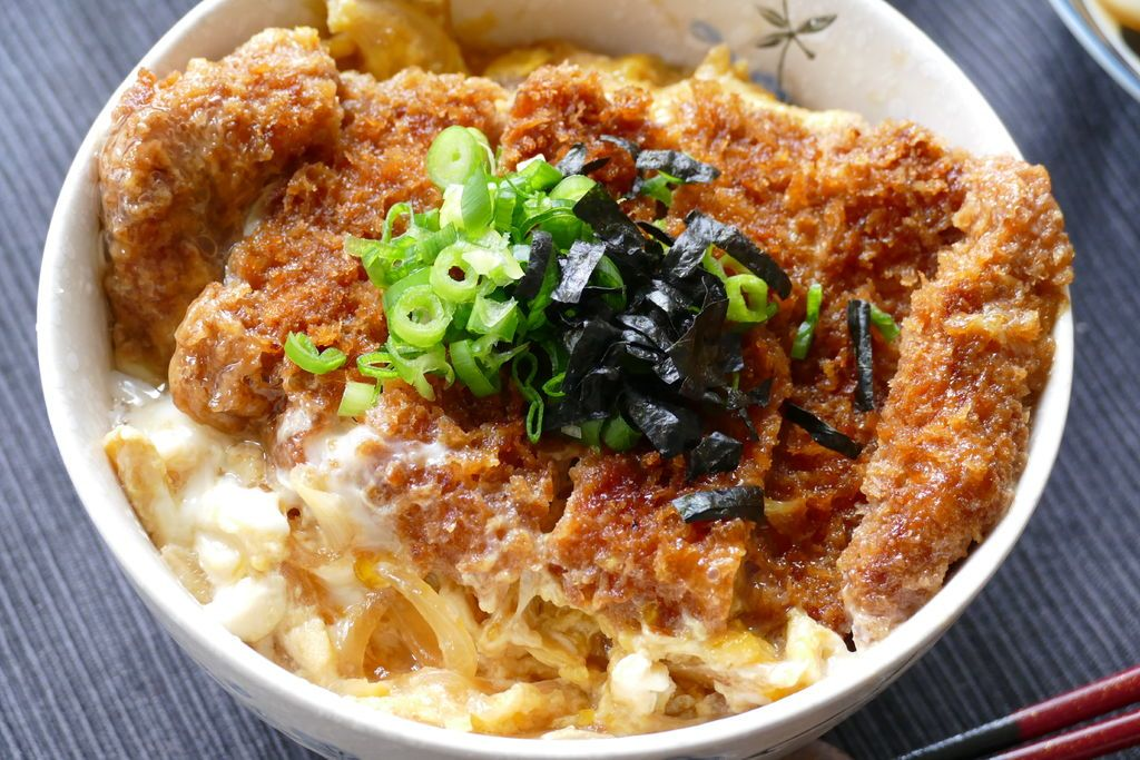 Кацудон — свиная отбивная с рисом и яйцами по-японски
