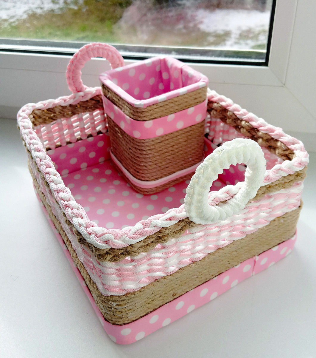 Эту корзинку я делала в подарок своей подруге.