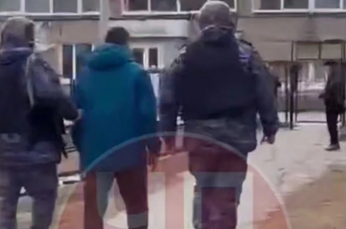    В Перми мужчина проник на территорию школы и преследовал женщину с ребёнком