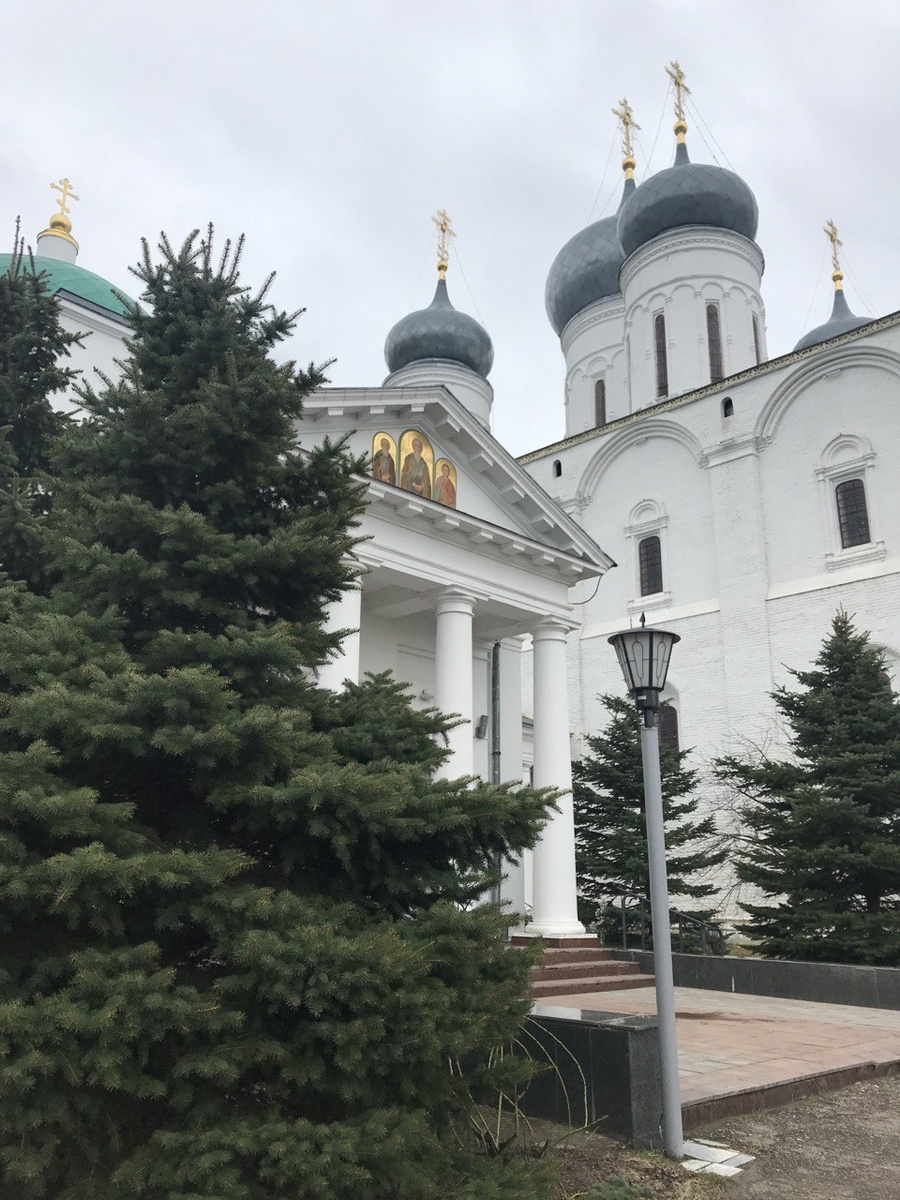 На территории монастыря несколько прекрасных храмов.