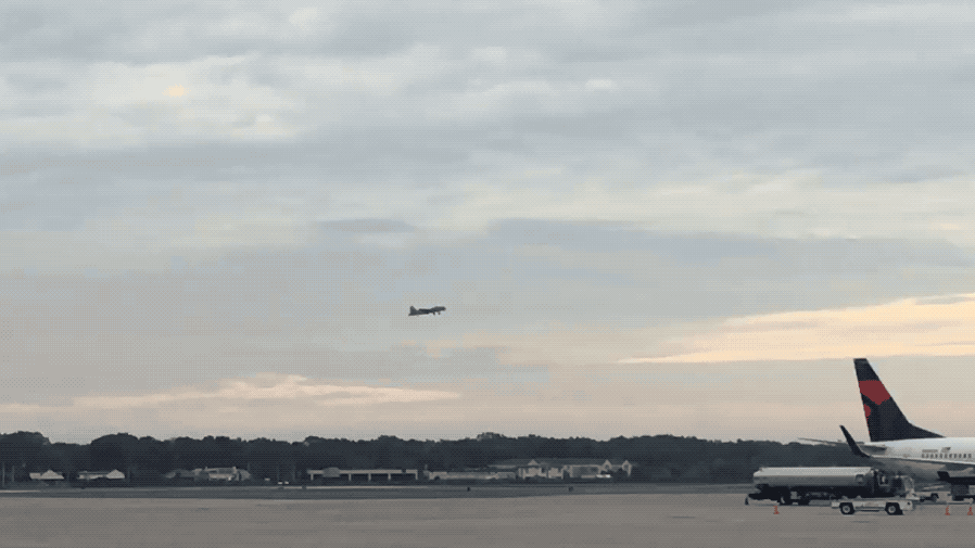 На видео, снятом очевидцем, видно, как B-17 летит низко и медленно по ветру. (NTSB)
