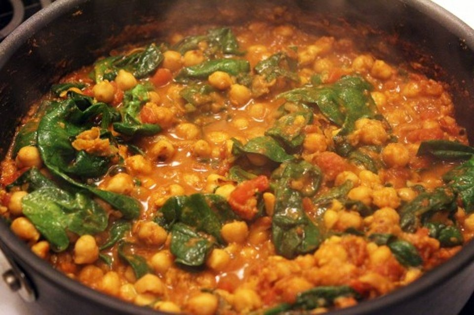 Привет, друзья! Сегодня приготовим сытное вегетарианское карри — нежное, с ярким вкусом и приятной текстурой. Это блюдо готовится в одной кастрюле, насыщает белком и дарит ощущение уюта. Идеально для тех, кто хочет разнообразить меню полезным и вкусным вариантом!