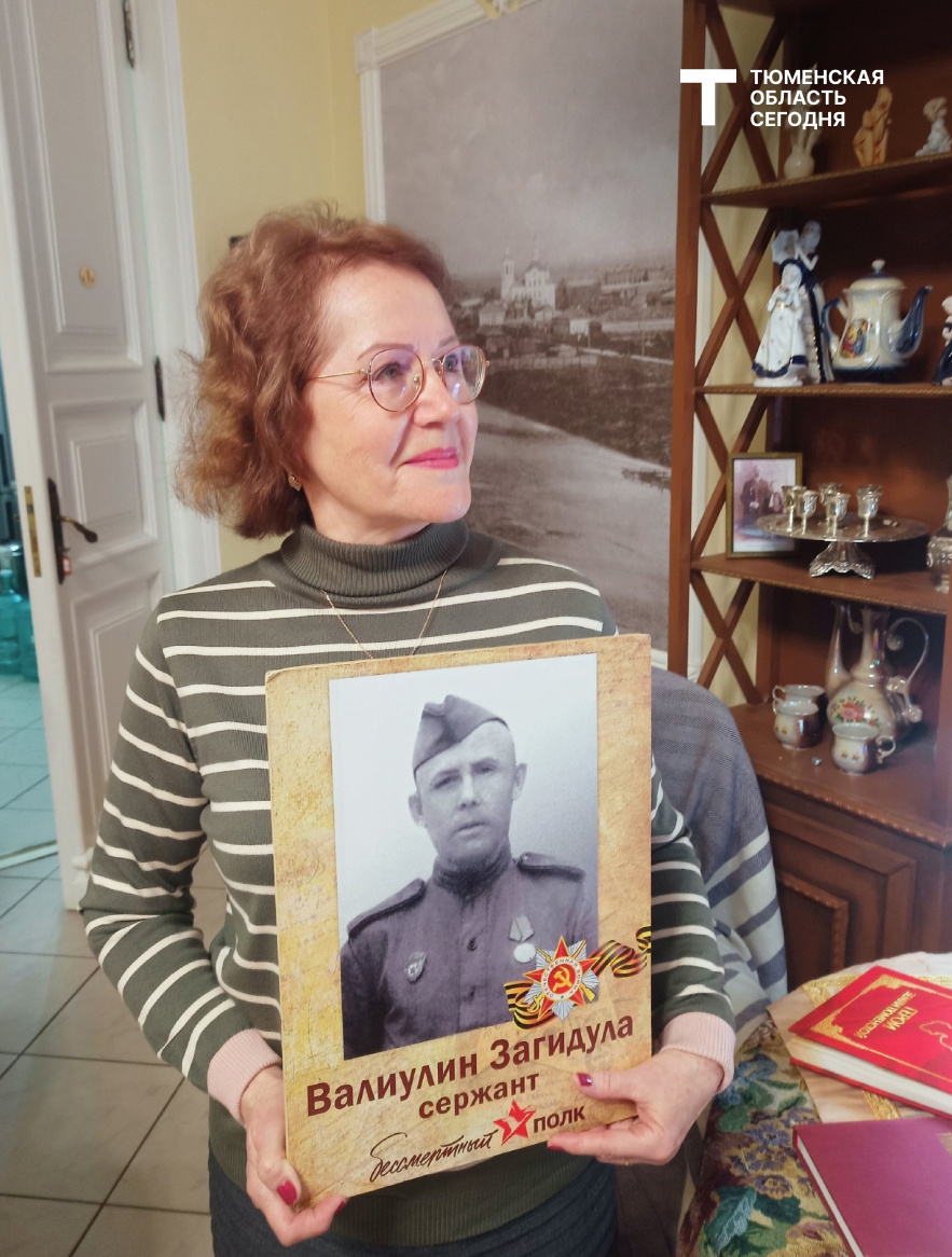 Расима Насырова с портретом отца || Фото Ирины ТУНГУСОВОЙ