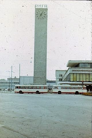 "Рогатый". Поезд из троллейбусов Шкода на фоне Пригородного и Центрального ж.д. вокзалов. Рига. Фото Ретро-Латвия клуб.