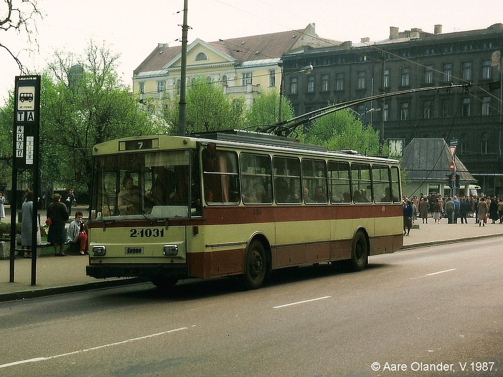Троллейбус Шкода нового поколения на остановке у памятника Свободе, Рига. Фото от Ретро- Латвия клуб.