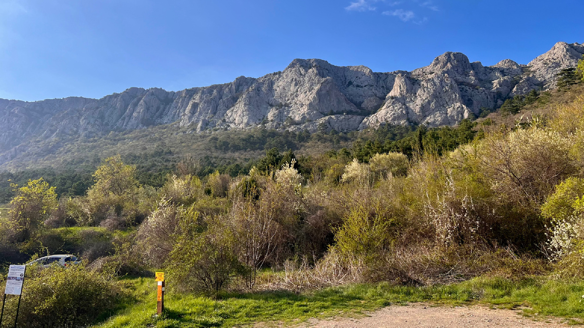 Вид на хребет Аждер-Канат с парковки у тур стоянки Ласпи