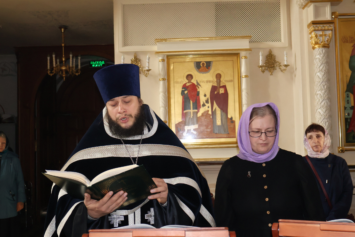 До чего же проникновенно они пели. Отец Анатолий и певчая Анна Гераскина