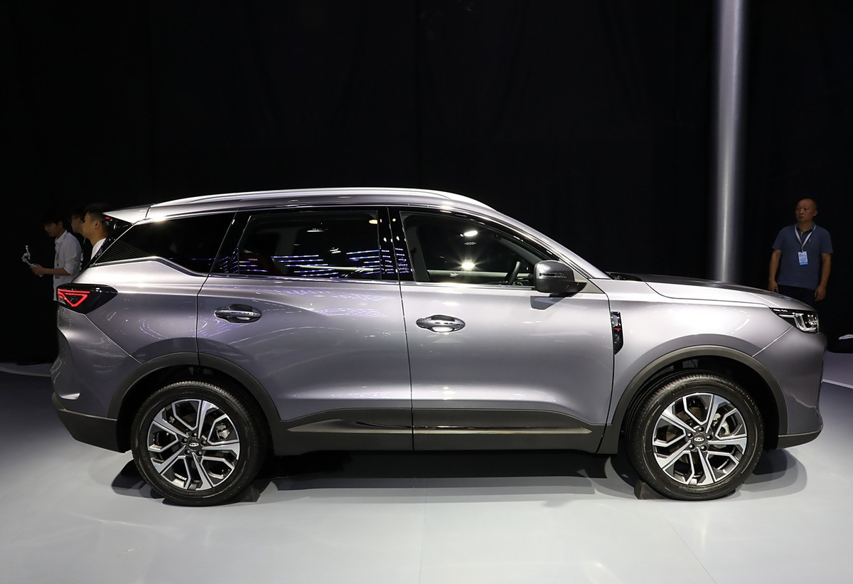 Сбоку кроссовер сохранил узнаваемый профиль