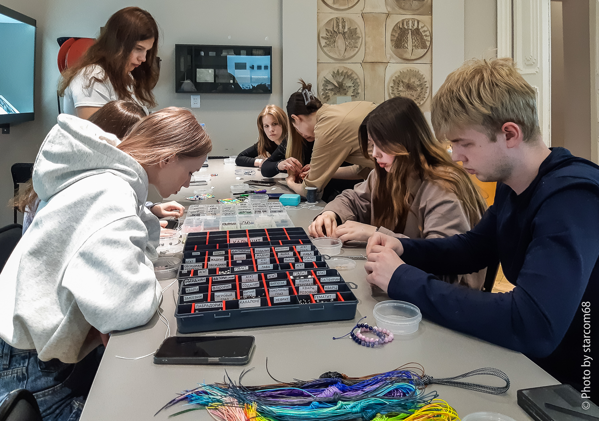 Иногда девушки приходят не одни, а вместе со своими половинками. Пролистывайте альбом вправо =>