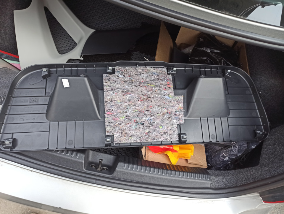 Расположение защелок на облицовке крышки багажника