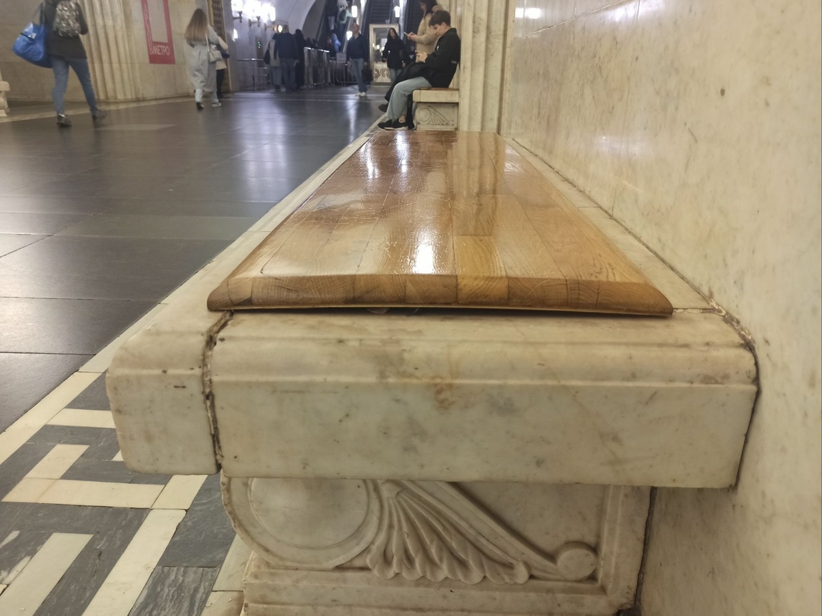 Каменная скамья с дубовым щитом 20 мм толщины