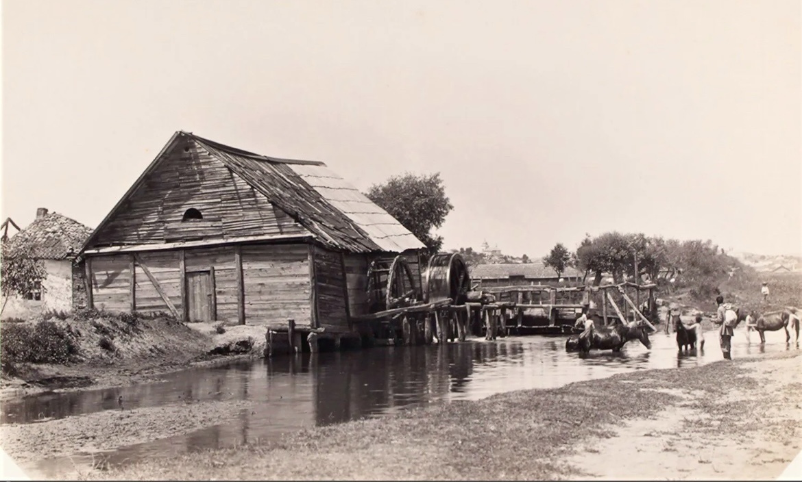 Подобное здание стояло до революции и на моем месте, и даже речки на фото и у меня похожи🥰 Архивное фото 