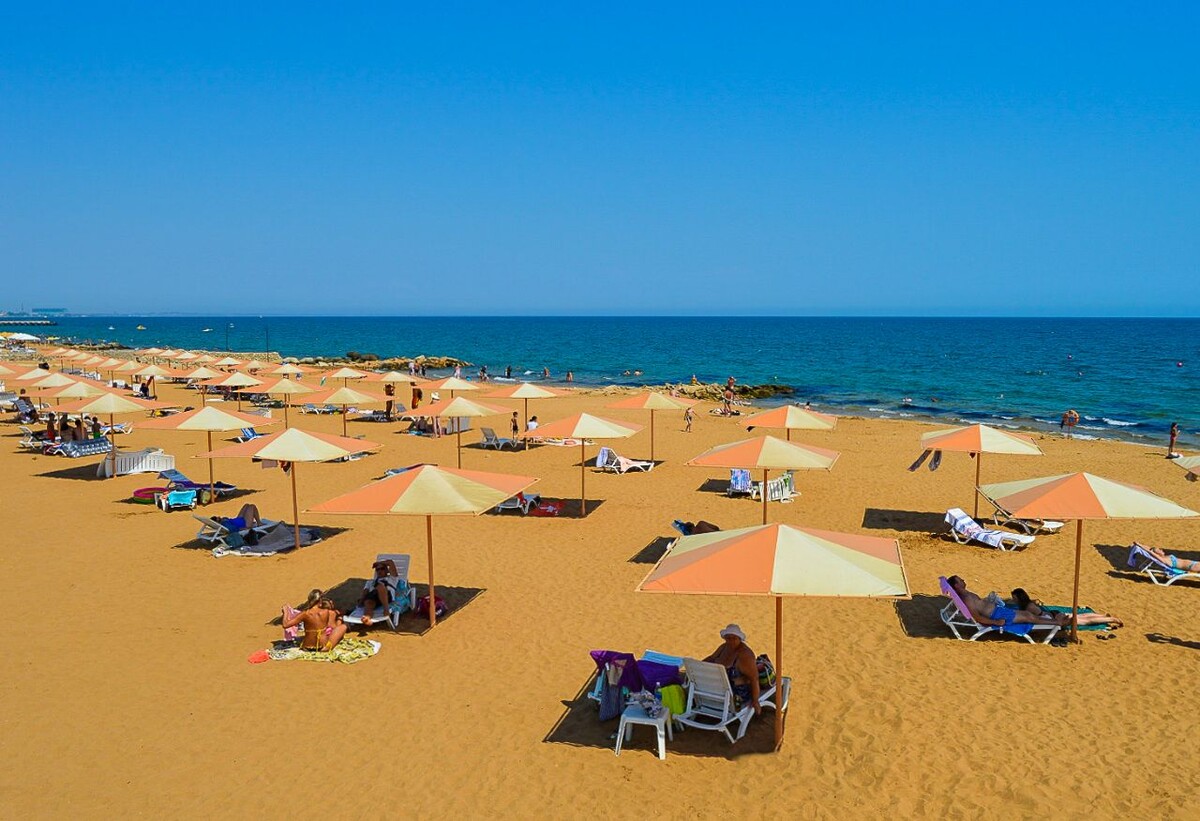 Пляж Алые паруса или Золотой пляж в Феодосии, Крым