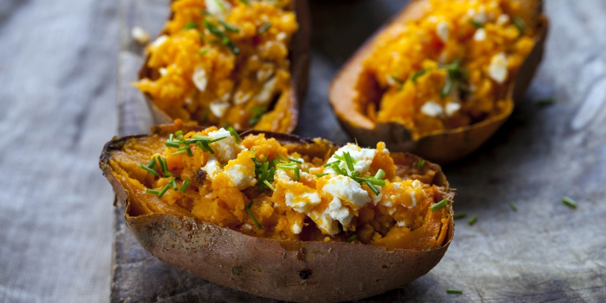Привет, друзья! Сегодня приготовим необычный, но простой завтрак — запечённый батат с творожной начинкой. Это блюдо сочетает сладковатый вкус батата с нежным творогом и свежей зеленью. Минимум усилий — максимум пользы и вкуса!