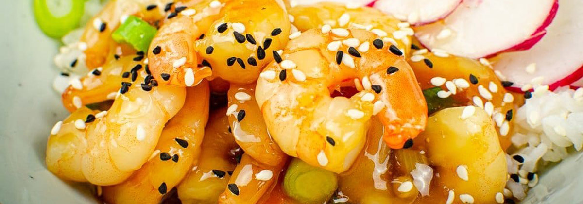 Привет, друзья! Сегодня приготовим невероятно вкусные креветки — сочные, сладковато-пряные, с хрустящей корочкой и ароматным медово-чесночным соусом. Это блюдо выглядит как из ресторана, но делается быстрее, чем пицца! Идеально для романтического ужина или когда хочется побаловать себя.