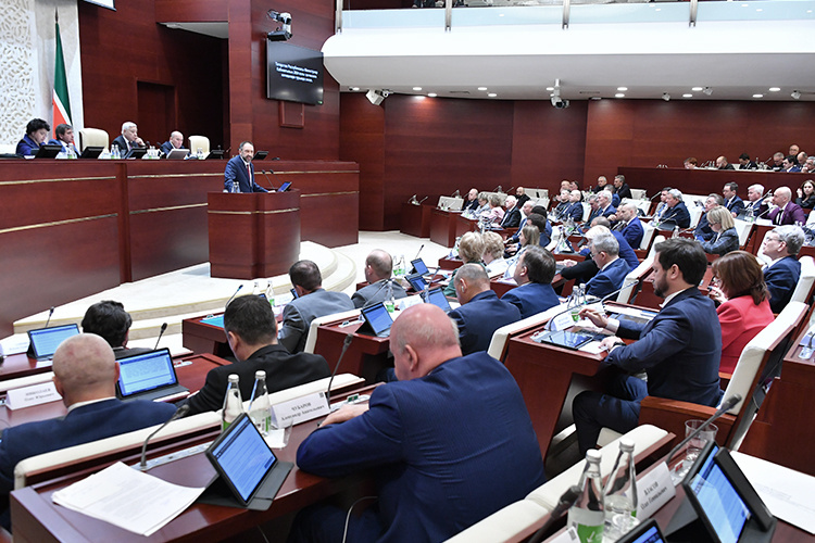    Сегодня депутатов Госсовета РТ ознакомили с результатами работы кабмина в 2024 году. Доклад представил Алексей Песошин.   
Фото: prav.tatarstan.ru