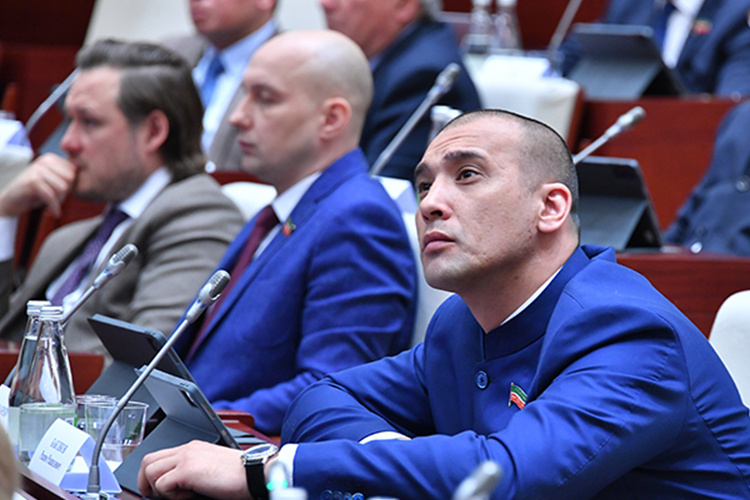    «Сколько танков бывает в одной колонне?» — поинтересовались у Эдуарда Шарафиева. «Я не знаю, это у Баксикова (Героя России, депутата Госсовета РТ) надо спросить. Танкист он!».   
Фото:  prav.tatarstan.ru