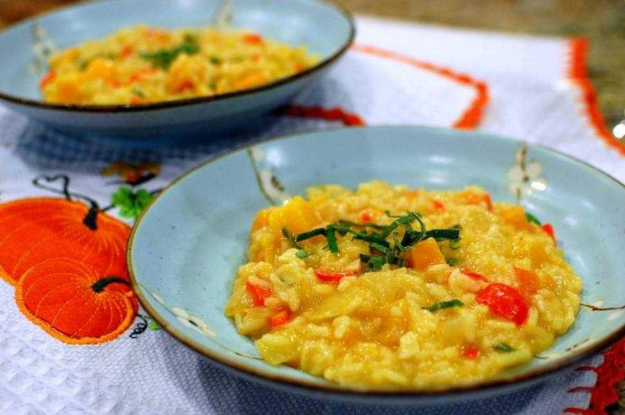 Привет, друзья! Сегодня приготовим нежное осеннее ризотто — сливочное, золотистое и с потрясающим ароматом жареного шалфея. Это блюдо выглядит как из итальянского ресторана, но готовится из простых ингредиентов. Идеально для уютного ужина!