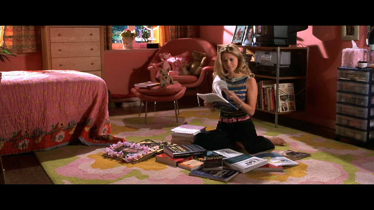 За весь фильм героиня сменит не один десяток нарядов и причесок. Под каждую ситуацию у нее есть свой фирменный образ.