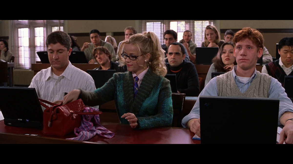 Даже к официальной одежде для учебы мисс Вудс подходит с выдумкой.