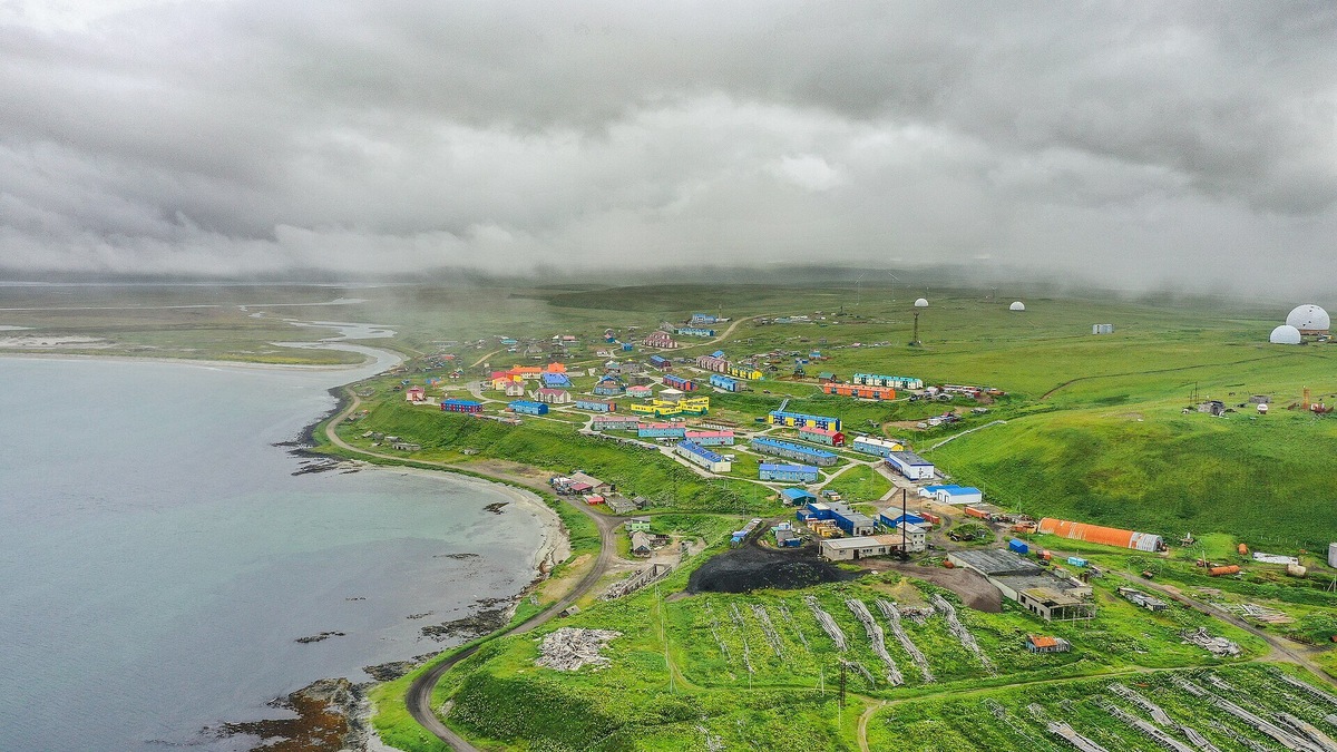 Название один из островов получил в честь мореплавателя Витуса Беринга, который открыл Командоры в 1741 году. Могила Беринга находится в селе Никольском на острове Беринга. Фото: Eugene Kaspersky / Wikimedia