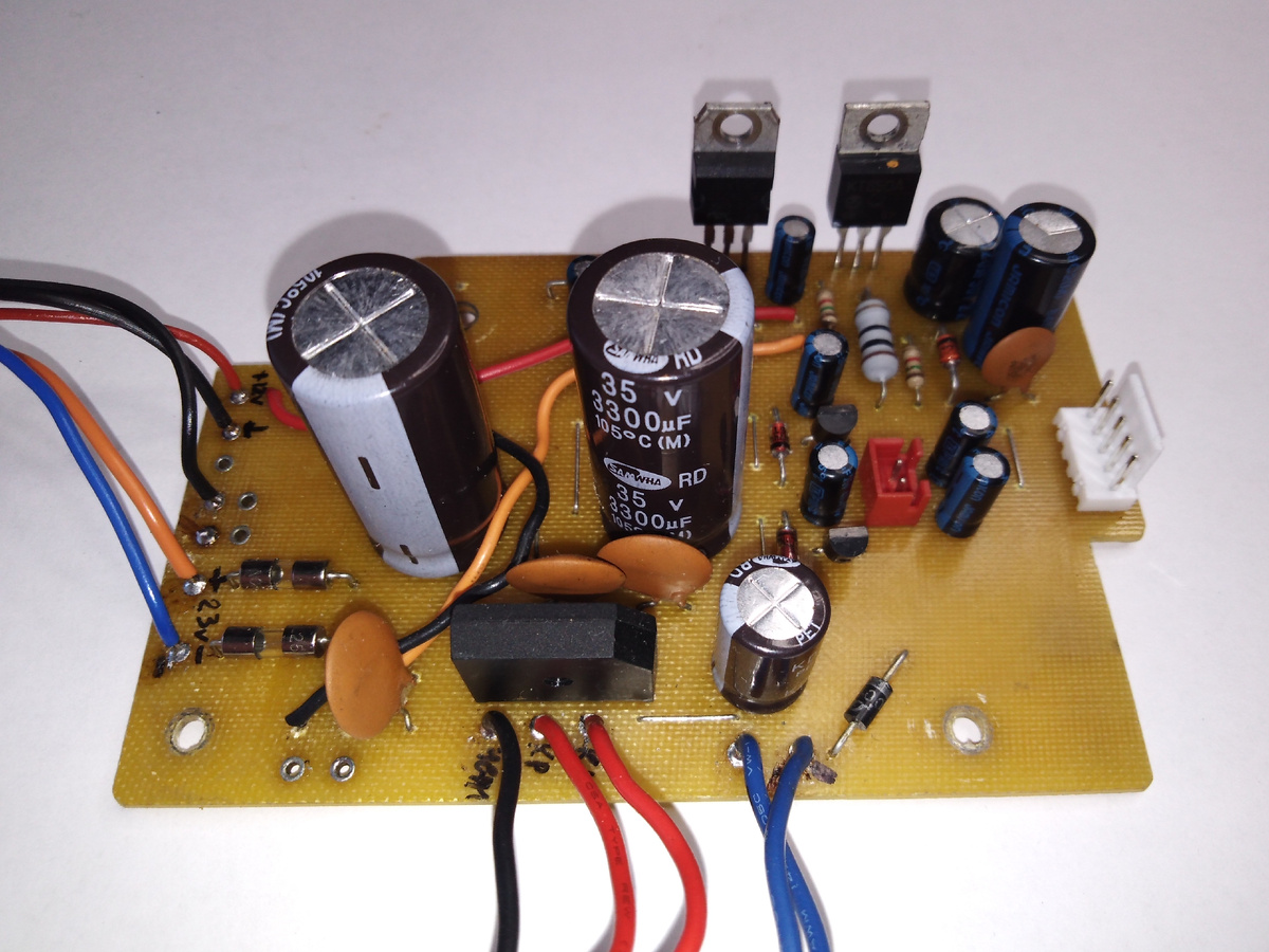 Вид платы стабилизаторов со стороны элементов.