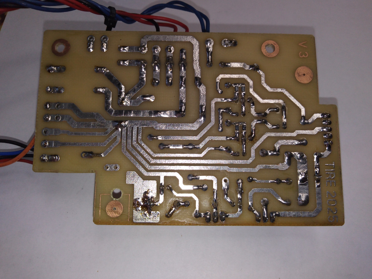 Вид платы стабилизаторов со стороны печатных проводников.