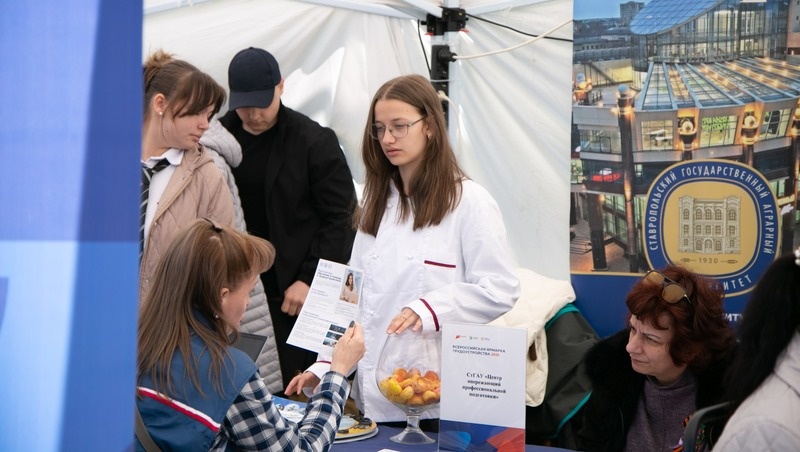    Палатка одного из учебных заведений Фото: Валерия Алтухова / / ИА «Победа26»