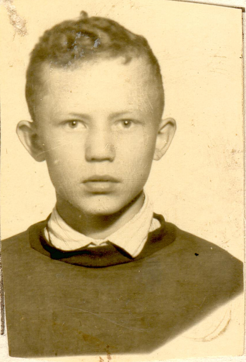Фото 1969 год. Мне ещё 13 лет. Как раз для документов с которыми меня отправили в училище после 8 класса. В это же время успел поработать летом грузчиком в Тресте ресторанов железной дороги.
